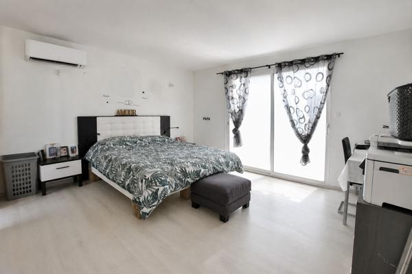 Grande maison familiale de 7 chambres avec logement indépendant, piscine et terrain de près de 4 000 m² !