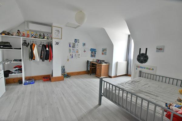 Grande maison familiale de 7 chambres avec logement indépendant, piscine et terrain de près de 4 000 m² !