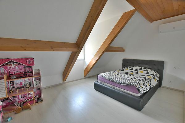 Grande maison familiale de 7 chambres avec logement indépendant, piscine et terrain de près de 4 000 m² !
