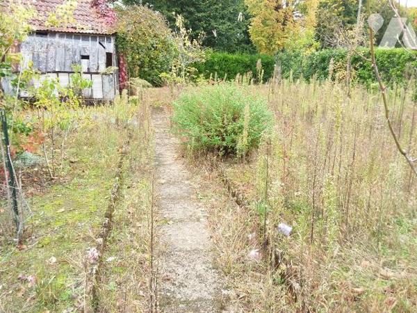 PROCHE CENTRE VILLE DE CONTRES, PROCHE TOUS COMMERCES, ECOLES
Maison à réhabiliter comprenant ...