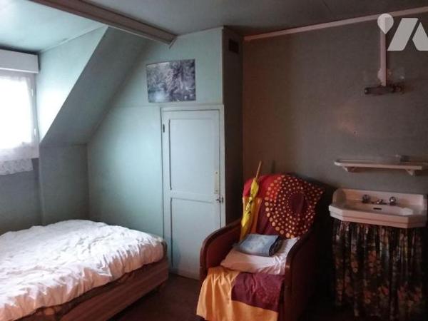 PROCHE CENTRE VILLE DE CONTRES, PROCHE TOUS COMMERCES, ECOLES
Maison à réhabiliter comprenant ...