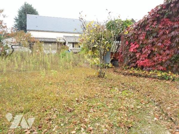 PROCHE CENTRE VILLE DE CONTRES, PROCHE TOUS COMMERCES, ECOLES
Maison à réhabiliter comprenant ...