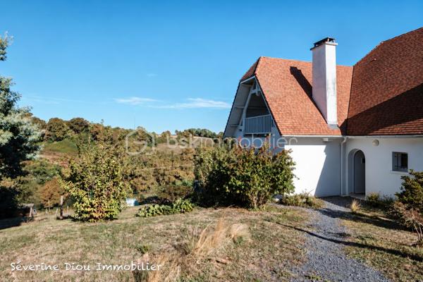 À NAVAILLES-ANGOS, à proximité de Pau, au calme d’une impasse : une maison d’environ 247 m² comprenant 6 chambres, chacune avec sa salle d’eau et ses WC privatifs. L’une d’elles, située au rez-de-chaussée, dispose également d’une kitchenette équipée.

Des espaces de vie à partager, une grande terrasse avec vue, un terrain d’environ 1 800 m² et un espace de stationnement.

Une situation pratique, à proximité de l’aéroport Pau-Pyrénées et des axes A64/A65. 

Votre projet sort de l’ordinaire ? Cette maison aussi.