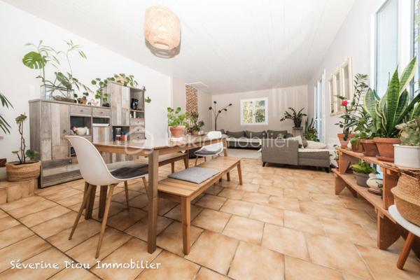 À NAVAILLES-ANGOS, à proximité de Pau, au calme d’une impasse : une maison d’environ 247 m² comprenant 6 chambres, chacune avec sa salle d’eau et ses WC privatifs. L’une d’elles, située au rez-de-chaussée, dispose également d’une kitchenette équipée.

Des espaces de vie à partager, une grande terrasse avec vue, un terrain d’environ 1 800 m² et un espace de stationnement.

Une situation pratique, à proximité de l’aéroport Pau-Pyrénées et des axes A64/A65. 

Votre projet sort de l’ordinaire ? Cette maison aussi.