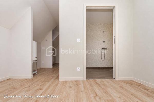 À NAVAILLES-ANGOS, à proximité de Pau, au calme d’une impasse : une maison d’environ 247 m² comprenant 6 chambres, chacune avec sa salle d’eau et ses WC privatifs. L’une d’elles, située au rez-de-chaussée, dispose également d’une kitchenette équipée.

Des espaces de vie à partager, une grande terrasse avec vue, un terrain d’environ 1 800 m² et un espace de stationnement.

Une situation pratique, à proximité de l’aéroport Pau-Pyrénées et des axes A64/A65. 

Votre projet sort de l’ordinaire ? Cette maison aussi.