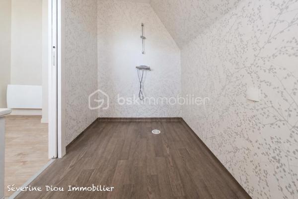 À NAVAILLES-ANGOS, à proximité de Pau, au calme d’une impasse : une maison d’environ 247 m² comprenant 6 chambres, chacune avec sa salle d’eau et ses WC privatifs. L’une d’elles, située au rez-de-chaussée, dispose également d’une kitchenette équipée.

Des espaces de vie à partager, une grande terrasse avec vue, un terrain d’environ 1 800 m² et un espace de stationnement.

Une situation pratique, à proximité de l’aéroport Pau-Pyrénées et des axes A64/A65. 

Votre projet sort de l’ordinaire ? Cette maison aussi.