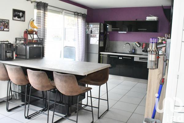 House for sale 4 rooms 83 m² Saint-Martin-la-Plaine