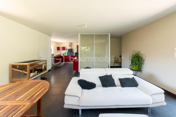 À découvrir : cette maison moderne de plain-pied, non jumelée et en excellent état, idéalement située dans le secteur très recherché du Plat de Fonsegrives, à seulement 10 minutes à pied de la rue principale et des commerces.

D'une surface d'environ 95 m², elle propose une distribution fonctionnelle et lumineuse comprenant :
L'espace de vie :

Un vaste séjour baigné de lumière, ouvert sur la terrasse grâce à une grande baie vitrée
Une cuisine équipée moderne aux façades laquées rouge et plan de travail en granit, entièrement ouverte sur le séjour — parfaite pour recevoir
Un ensemble salon/salle à manger de 45 m²

Les chambres :

Une chambre parentale avec accès direct sur jardin (12,1 m²)
Deux chambres supplémentaires lumineuses (10,4 m² et 11,3 m²)

Les pièces d'eau et annexes :

Une salle de bains avec double vasque
Un WC indépendant
Une buanderie

Les équipements et extérieurs :

Chauffage au sol, économique et offrant une chaleur homogène dans toute la maison,
Volets roulants électriques dans le séjour,
Terrasse en bois prolongeant le séjour,
Jardin sans vis-à-vis avec espace potager et récupérateur d'eau de pluie,
Garage de 18,5 m² avec accès direct à la buanderie et liaison pratique vers la cuisine,

La maison dispose d’une alarme, d’un portail motorisé et d’une sonnette connectés et pilotables à distance.

Une maison clé en main, fonctionnelle et bien entretenue, idéale pour profiter du calme tout en restant proche de toutes les commodités.
À visiter sans tarder.