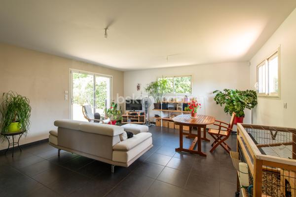À découvrir : cette maison moderne de plain-pied, non jumelée et en excellent état, idéalement située dans le secteur très recherché du Plat de Fonsegrives, à seulement 10 minutes à pied de la rue principale et des commerces.

D'une surface d'environ 95 m², elle propose une distribution fonctionnelle et lumineuse comprenant :
L'espace de vie :

Un vaste séjour baigné de lumière, ouvert sur la terrasse grâce à une grande baie vitrée
Une cuisine équipée moderne aux façades laquées rouge et plan de travail en granit, entièrement ouverte sur le séjour — parfaite pour recevoir
Un ensemble salon/salle à manger de 45 m²

Les chambres :

Une chambre parentale avec accès direct sur jardin (12,1 m²)
Deux chambres supplémentaires lumineuses (10,4 m² et 11,3 m²)

Les pièces d'eau et annexes :

Une salle de bains avec double vasque
Un WC indépendant
Une buanderie

Les équipements et extérieurs :

Chauffage au sol, économique et offrant une chaleur homogène dans toute la maison,
Volets roulants électriques dans le séjour,
Terrasse en bois prolongeant le séjour,
Jardin sans vis-à-vis avec espace potager et récupérateur d'eau de pluie,
Garage de 18,5 m² avec accès direct à la buanderie et liaison pratique vers la cuisine,

La maison dispose d’une alarme, d’un portail motorisé et d’une sonnette connectés et pilotables à distance.

Une maison clé en main, fonctionnelle et bien entretenue, idéale pour profiter du calme tout en restant proche de toutes les commodités.
À visiter sans tarder.