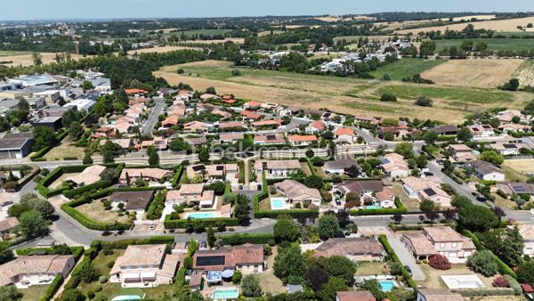 À découvrir : cette maison moderne de plain-pied, non jumelée et en excellent état, idéalement située dans le secteur très recherché du Plat de Fonsegrives, à seulement 10 minutes à pied de la rue principale et des commerces.

D'une surface d'environ 95 m², elle propose une distribution fonctionnelle et lumineuse comprenant :
L'espace de vie :

Un vaste séjour baigné de lumière, ouvert sur la terrasse grâce à une grande baie vitrée
Une cuisine équipée moderne aux façades laquées rouge et plan de travail en granit, entièrement ouverte sur le séjour — parfaite pour recevoir
Un ensemble salon/salle à manger de 45 m²

Les chambres :

Une chambre parentale avec accès direct sur jardin (12,1 m²)
Deux chambres supplémentaires lumineuses (10,4 m² et 11,3 m²)

Les pièces d'eau et annexes :

Une salle de bains avec double vasque
Un WC indépendant
Une buanderie

Les équipements et extérieurs :

Chauffage au sol, économique et offrant une chaleur homogène dans toute la maison,
Volets roulants électriques dans le séjour,
Terrasse en bois prolongeant le séjour,
Jardin sans vis-à-vis avec espace potager et récupérateur d'eau de pluie,
Garage de 18,5 m² avec accès direct à la buanderie et liaison pratique vers la cuisine,

La maison dispose d’une alarme, d’un portail motorisé et d’une sonnette connectés et pilotables à distance.

Une maison clé en main, fonctionnelle et bien entretenue, idéale pour profiter du calme tout en restant proche de toutes les commodités.
À visiter sans tarder.