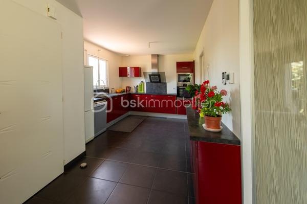 À découvrir : cette maison moderne de plain-pied, non jumelée et en excellent état, idéalement située dans le secteur très recherché du Plat de Fonsegrives, à seulement 10 minutes à pied de la rue principale et des commerces.

D'une surface d'environ 95 m², elle propose une distribution fonctionnelle et lumineuse comprenant :
L'espace de vie :

Un vaste séjour baigné de lumière, ouvert sur la terrasse grâce à une grande baie vitrée
Une cuisine équipée moderne aux façades laquées rouge et plan de travail en granit, entièrement ouverte sur le séjour — parfaite pour recevoir
Un ensemble salon/salle à manger de 45 m²

Les chambres :

Une chambre parentale avec accès direct sur jardin (12,1 m²)
Deux chambres supplémentaires lumineuses (10,4 m² et 11,3 m²)

Les pièces d'eau et annexes :

Une salle de bains avec double vasque
Un WC indépendant
Une buanderie

Les équipements et extérieurs :

Chauffage au sol, économique et offrant une chaleur homogène dans toute la maison,
Volets roulants électriques dans le séjour,
Terrasse en bois prolongeant le séjour,
Jardin sans vis-à-vis avec espace potager et récupérateur d'eau de pluie,
Garage de 18,5 m² avec accès direct à la buanderie et liaison pratique vers la cuisine,

La maison dispose d’une alarme, d’un portail motorisé et d’une sonnette connectés et pilotables à distance.

Une maison clé en main, fonctionnelle et bien entretenue, idéale pour profiter du calme tout en restant proche de toutes les commodités.
À visiter sans tarder.