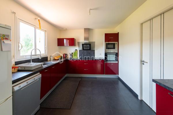 À découvrir : cette maison moderne de plain-pied, non jumelée et en excellent état, idéalement située dans le secteur très recherché du Plat de Fonsegrives, à seulement 10 minutes à pied de la rue principale et des commerces.

D'une surface d'environ 95 m², elle propose une distribution fonctionnelle et lumineuse comprenant :
L'espace de vie :

Un vaste séjour baigné de lumière, ouvert sur la terrasse grâce à une grande baie vitrée
Une cuisine équipée moderne aux façades laquées rouge et plan de travail en granit, entièrement ouverte sur le séjour — parfaite pour recevoir
Un ensemble salon/salle à manger de 45 m²

Les chambres :

Une chambre parentale avec accès direct sur jardin (12,1 m²)
Deux chambres supplémentaires lumineuses (10,4 m² et 11,3 m²)

Les pièces d'eau et annexes :

Une salle de bains avec double vasque
Un WC indépendant
Une buanderie

Les équipements et extérieurs :

Chauffage au sol, économique et offrant une chaleur homogène dans toute la maison,
Volets roulants électriques dans le séjour,
Terrasse en bois prolongeant le séjour,
Jardin sans vis-à-vis avec espace potager et récupérateur d'eau de pluie,
Garage de 18,5 m² avec accès direct à la buanderie et liaison pratique vers la cuisine,

La maison dispose d’une alarme, d’un portail motorisé et d’une sonnette connectés et pilotables à distance.

Une maison clé en main, fonctionnelle et bien entretenue, idéale pour profiter du calme tout en restant proche de toutes les commodités.
À visiter sans tarder.