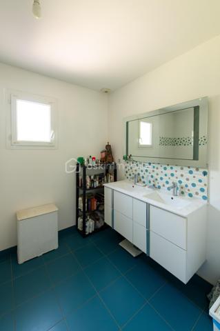 À découvrir : cette maison moderne de plain-pied, non jumelée et en excellent état, idéalement située dans le secteur très recherché du Plat de Fonsegrives, à seulement 10 minutes à pied de la rue principale et des commerces.

D'une surface d'environ 95 m², elle propose une distribution fonctionnelle et lumineuse comprenant :
L'espace de vie :

Un vaste séjour baigné de lumière, ouvert sur la terrasse grâce à une grande baie vitrée
Une cuisine équipée moderne aux façades laquées rouge et plan de travail en granit, entièrement ouverte sur le séjour — parfaite pour recevoir
Un ensemble salon/salle à manger de 45 m²

Les chambres :

Une chambre parentale avec accès direct sur jardin (12,1 m²)
Deux chambres supplémentaires lumineuses (10,4 m² et 11,3 m²)

Les pièces d'eau et annexes :

Une salle de bains avec double vasque
Un WC indépendant
Une buanderie

Les équipements et extérieurs :

Chauffage au sol, économique et offrant une chaleur homogène dans toute la maison,
Volets roulants électriques dans le séjour,
Terrasse en bois prolongeant le séjour,
Jardin sans vis-à-vis avec espace potager et récupérateur d'eau de pluie,
Garage de 18,5 m² avec accès direct à la buanderie et liaison pratique vers la cuisine,

La maison dispose d’une alarme, d’un portail motorisé et d’une sonnette connectés et pilotables à distance.

Une maison clé en main, fonctionnelle et bien entretenue, idéale pour profiter du calme tout en restant proche de toutes les commodités.
À visiter sans tarder.