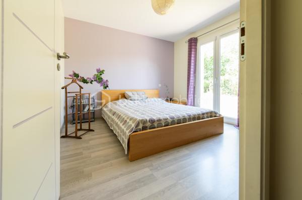 À découvrir : cette maison moderne de plain-pied, non jumelée et en excellent état, idéalement située dans le secteur très recherché du Plat de Fonsegrives, à seulement 10 minutes à pied de la rue principale et des commerces.

D'une surface d'environ 95 m², elle propose une distribution fonctionnelle et lumineuse comprenant :
L'espace de vie :

Un vaste séjour baigné de lumière, ouvert sur la terrasse grâce à une grande baie vitrée
Une cuisine équipée moderne aux façades laquées rouge et plan de travail en granit, entièrement ouverte sur le séjour — parfaite pour recevoir
Un ensemble salon/salle à manger de 45 m²

Les chambres :

Une chambre parentale avec accès direct sur jardin (12,1 m²)
Deux chambres supplémentaires lumineuses (10,4 m² et 11,3 m²)

Les pièces d'eau et annexes :

Une salle de bains avec double vasque
Un WC indépendant
Une buanderie

Les équipements et extérieurs :

Chauffage au sol, économique et offrant une chaleur homogène dans toute la maison,
Volets roulants électriques dans le séjour,
Terrasse en bois prolongeant le séjour,
Jardin sans vis-à-vis avec espace potager et récupérateur d'eau de pluie,
Garage de 18,5 m² avec accès direct à la buanderie et liaison pratique vers la cuisine,

La maison dispose d’une alarme, d’un portail motorisé et d’une sonnette connectés et pilotables à distance.

Une maison clé en main, fonctionnelle et bien entretenue, idéale pour profiter du calme tout en restant proche de toutes les commodités.
À visiter sans tarder.