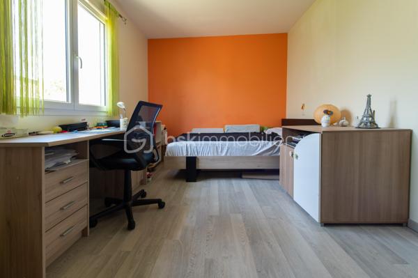 À découvrir : cette maison moderne de plain-pied, non jumelée et en excellent état, idéalement située dans le secteur très recherché du Plat de Fonsegrives, à seulement 10 minutes à pied de la rue principale et des commerces.

D'une surface d'environ 95 m², elle propose une distribution fonctionnelle et lumineuse comprenant :
L'espace de vie :

Un vaste séjour baigné de lumière, ouvert sur la terrasse grâce à une grande baie vitrée
Une cuisine équipée moderne aux façades laquées rouge et plan de travail en granit, entièrement ouverte sur le séjour — parfaite pour recevoir
Un ensemble salon/salle à manger de 45 m²

Les chambres :

Une chambre parentale avec accès direct sur jardin (12,1 m²)
Deux chambres supplémentaires lumineuses (10,4 m² et 11,3 m²)

Les pièces d'eau et annexes :

Une salle de bains avec double vasque
Un WC indépendant
Une buanderie

Les équipements et extérieurs :

Chauffage au sol, économique et offrant une chaleur homogène dans toute la maison,
Volets roulants électriques dans le séjour,
Terrasse en bois prolongeant le séjour,
Jardin sans vis-à-vis avec espace potager et récupérateur d'eau de pluie,
Garage de 18,5 m² avec accès direct à la buanderie et liaison pratique vers la cuisine,

La maison dispose d’une alarme, d’un portail motorisé et d’une sonnette connectés et pilotables à distance.

Une maison clé en main, fonctionnelle et bien entretenue, idéale pour profiter du calme tout en restant proche de toutes les commodités.
À visiter sans tarder.