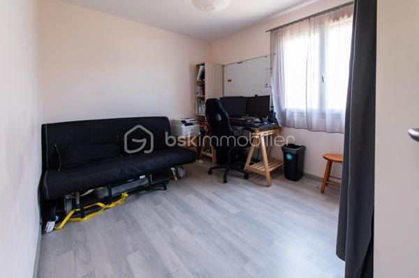 À découvrir : cette maison moderne de plain-pied, non jumelée et en excellent état, idéalement située dans le secteur très recherché du Plat de Fonsegrives, à seulement 10 minutes à pied de la rue principale et des commerces.

D'une surface d'environ 95 m², elle propose une distribution fonctionnelle et lumineuse comprenant :
L'espace de vie :

Un vaste séjour baigné de lumière, ouvert sur la terrasse grâce à une grande baie vitrée
Une cuisine équipée moderne aux façades laquées rouge et plan de travail en granit, entièrement ouverte sur le séjour — parfaite pour recevoir
Un ensemble salon/salle à manger de 45 m²

Les chambres :

Une chambre parentale avec accès direct sur jardin (12,1 m²)
Deux chambres supplémentaires lumineuses (10,4 m² et 11,3 m²)

Les pièces d'eau et annexes :

Une salle de bains avec double vasque
Un WC indépendant
Une buanderie

Les équipements et extérieurs :

Chauffage au sol, économique et offrant une chaleur homogène dans toute la maison,
Volets roulants électriques dans le séjour,
Terrasse en bois prolongeant le séjour,
Jardin sans vis-à-vis avec espace potager et récupérateur d'eau de pluie,
Garage de 18,5 m² avec accès direct à la buanderie et liaison pratique vers la cuisine,

La maison dispose d’une alarme, d’un portail motorisé et d’une sonnette connectés et pilotables à distance.

Une maison clé en main, fonctionnelle et bien entretenue, idéale pour profiter du calme tout en restant proche de toutes les commodités.
À visiter sans tarder.