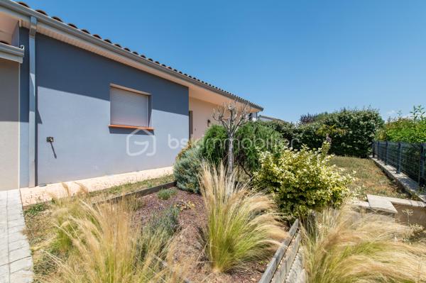 À découvrir : cette maison moderne de plain-pied, non jumelée et en excellent état, idéalement située dans le secteur très recherché du Plat de Fonsegrives, à seulement 10 minutes à pied de la rue principale et des commerces.

D'une surface d'environ 95 m², elle propose une distribution fonctionnelle et lumineuse comprenant :
L'espace de vie :

Un vaste séjour baigné de lumière, ouvert sur la terrasse grâce à une grande baie vitrée
Une cuisine équipée moderne aux façades laquées rouge et plan de travail en granit, entièrement ouverte sur le séjour — parfaite pour recevoir
Un ensemble salon/salle à manger de 45 m²

Les chambres :

Une chambre parentale avec accès direct sur jardin (12,1 m²)
Deux chambres supplémentaires lumineuses (10,4 m² et 11,3 m²)

Les pièces d'eau et annexes :

Une salle de bains avec double vasque
Un WC indépendant
Une buanderie

Les équipements et extérieurs :

Chauffage au sol, économique et offrant une chaleur homogène dans toute la maison,
Volets roulants électriques dans le séjour,
Terrasse en bois prolongeant le séjour,
Jardin sans vis-à-vis avec espace potager et récupérateur d'eau de pluie,
Garage de 18,5 m² avec accès direct à la buanderie et liaison pratique vers la cuisine,

La maison dispose d’une alarme, d’un portail motorisé et d’une sonnette connectés et pilotables à distance.

Une maison clé en main, fonctionnelle et bien entretenue, idéale pour profiter du calme tout en restant proche de toutes les commodités.
À visiter sans tarder.