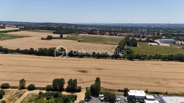 À découvrir : cette maison moderne de plain-pied, non jumelée et en excellent état, idéalement située dans le secteur très recherché du Plat de Fonsegrives, à seulement 10 minutes à pied de la rue principale et des commerces.

D'une surface d'environ 95 m², elle propose une distribution fonctionnelle et lumineuse comprenant :
L'espace de vie :

Un vaste séjour baigné de lumière, ouvert sur la terrasse grâce à une grande baie vitrée
Une cuisine équipée moderne aux façades laquées rouge et plan de travail en granit, entièrement ouverte sur le séjour — parfaite pour recevoir
Un ensemble salon/salle à manger de 45 m²

Les chambres :

Une chambre parentale avec accès direct sur jardin (12,1 m²)
Deux chambres supplémentaires lumineuses (10,4 m² et 11,3 m²)

Les pièces d'eau et annexes :

Une salle de bains avec double vasque
Un WC indépendant
Une buanderie

Les équipements et extérieurs :

Chauffage au sol, économique et offrant une chaleur homogène dans toute la maison,
Volets roulants électriques dans le séjour,
Terrasse en bois prolongeant le séjour,
Jardin sans vis-à-vis avec espace potager et récupérateur d'eau de pluie,
Garage de 18,5 m² avec accès direct à la buanderie et liaison pratique vers la cuisine,

La maison dispose d’une alarme, d’un portail motorisé et d’une sonnette connectés et pilotables à distance.

Une maison clé en main, fonctionnelle et bien entretenue, idéale pour profiter du calme tout en restant proche de toutes les commodités.
À visiter sans tarder.