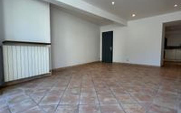 Immeuble à vendre    14 pièces •  Villemoustaussou