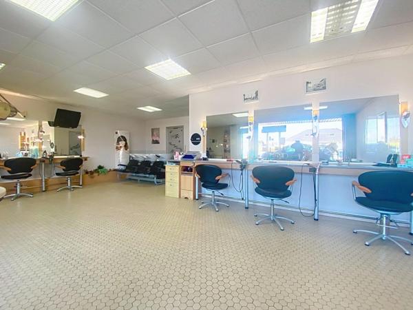 A découvrir un superbe fond de commerce SALON DE COIFFURE