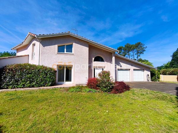 Vente
                Maison263 m² - 9 Pièces -
                    MONT DE MARSAN (40000)