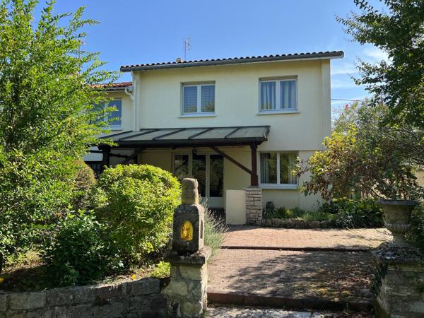 Maison 3/4 chambres et bureau, beau terrain de 581 m²