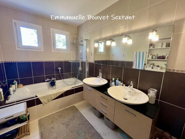 BERGERAC, jolie maison périgourdine, 202 m², 6 chambres, vie possible de plain-pied, piscine, garage, beau terrain arboré et clos