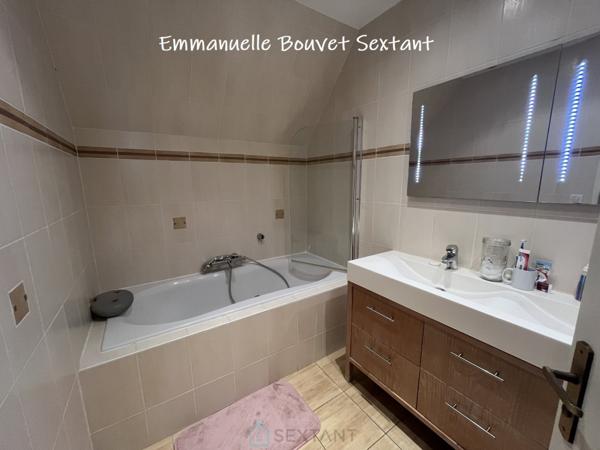 BERGERAC, jolie maison périgourdine, 202 m², 6 chambres, vie possible de plain-pied, piscine, garage, beau terrain arboré et clos