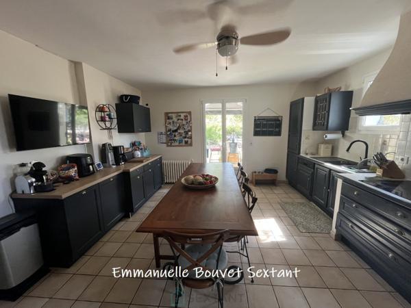 BERGERAC, jolie maison périgourdine, 202 m², 6 chambres, vie possible de plain-pied, piscine, garage, beau terrain arboré et clos