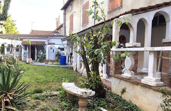 Bel ensemble Immobilier de Rapport et Rentabilité Locative de 202 m² à Remettre à votre goût avec Pièce de musique, Chaufferie gaz, Terrasses, Barbecue, Cave et Terrain Clos et arboré de 408 m².Cave