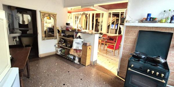 Bel ensemble Immobilier de Rapport et Rentabilité Locative de 202 m² à Remettre à votre goût avec Pièce de musique, Chaufferie gaz, Terrasses, Barbecue, Cave et Terrain Clos et arboré de 408 m².Cave