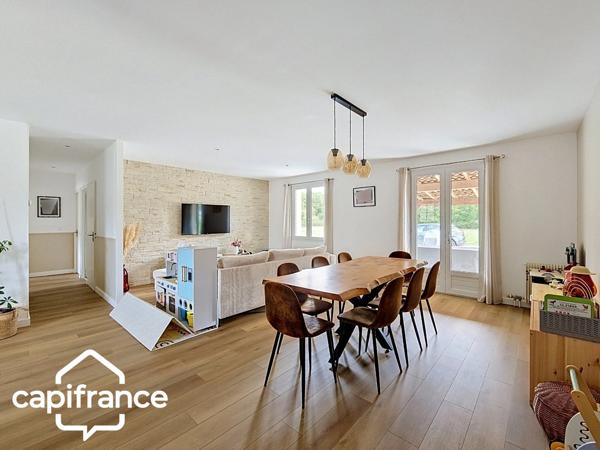 PROCHE DE THOUARS Maison de plain pied de 111m2 avec + de 2 hectares de terrain avec dépendance de 900m2
