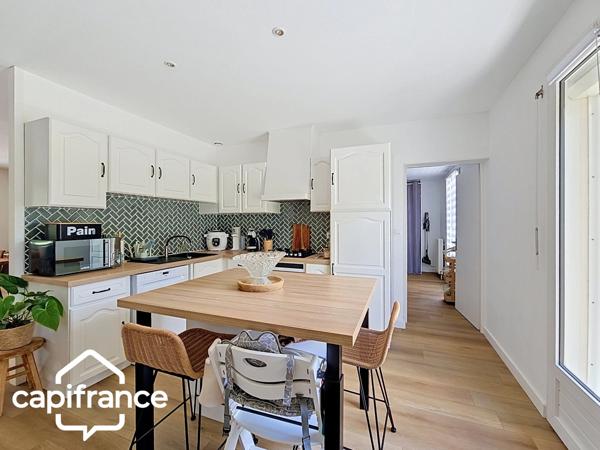 PROCHE DE THOUARS Maison de plain pied de 111m2 avec + de 2 hectares de terrain avec dépendance de 900m2