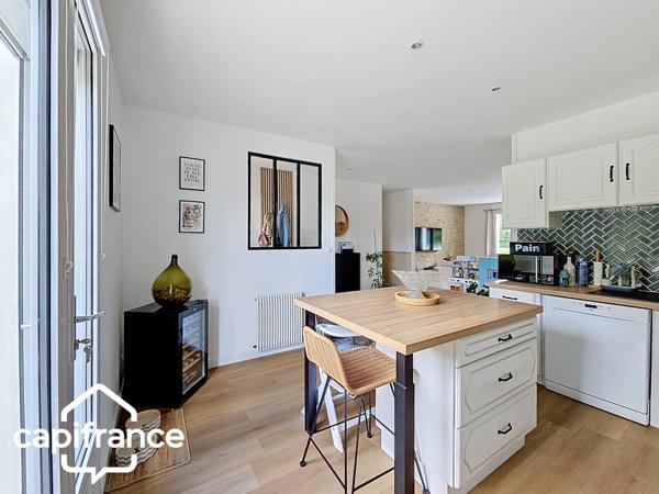PROCHE DE THOUARS Maison de plain pied de 111m2 avec + de 2 hectares de terrain avec dépendance de 900m2