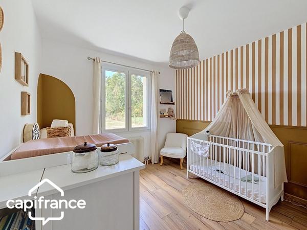 PROCHE DE THOUARS Maison de plain pied de 111m2 avec + de 2 hectares de terrain avec dépendance de 900m2