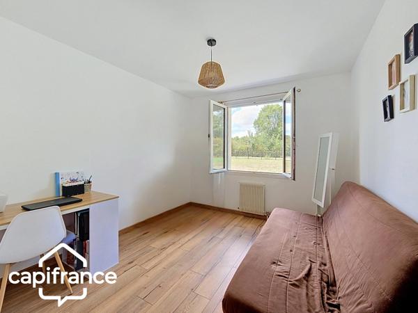 PROCHE DE THOUARS Maison de plain pied de 111m2 avec + de 2 hectares de terrain avec dépendance de 900m2
