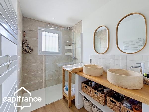 PROCHE DE THOUARS Maison de plain pied de 111m2 avec + de 2 hectares de terrain avec dépendance de 900m2