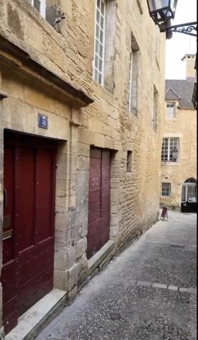 Immeuble - Sarlat-la-caneda Un immeuble d'exception à Sarlat : l'art de vivre périgourdin comme projet d'investissement. Vidéos sur demande
