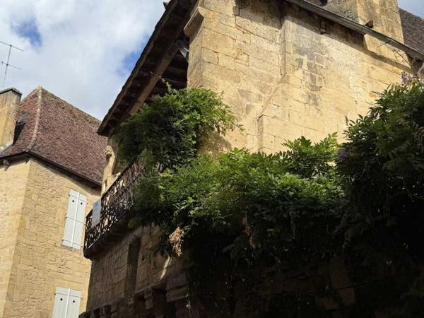 Immeuble - Sarlat-la-caneda Un immeuble d'exception à Sarlat : l'art de vivre périgourdin comme projet d'investissement. Vidéos sur demande