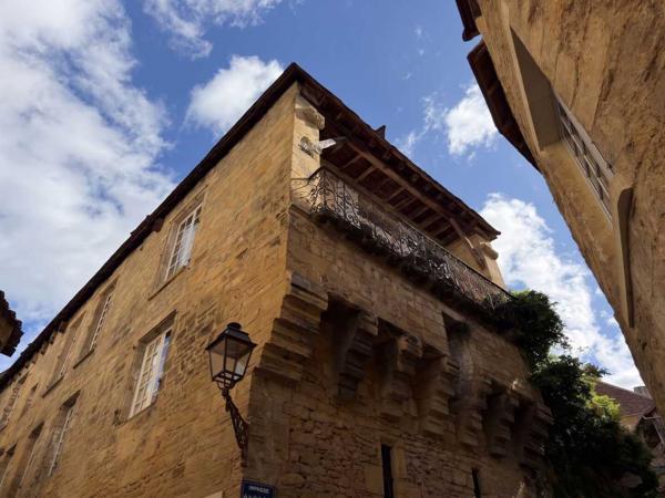 Immeuble - Sarlat-la-caneda Un immeuble d'exception à Sarlat : l'art de vivre périgourdin comme projet d'investissement. Vidéos sur demande