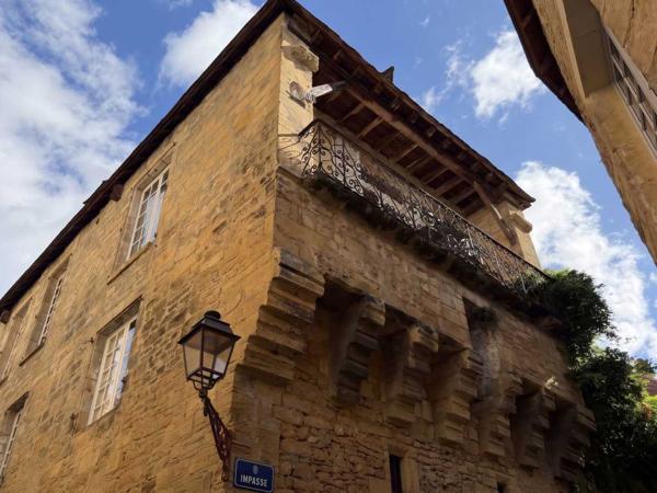 Immeuble - Sarlat-la-caneda Un immeuble d'exception à Sarlat : l'art de vivre périgourdin comme projet d'investissement. Vidéos sur demande