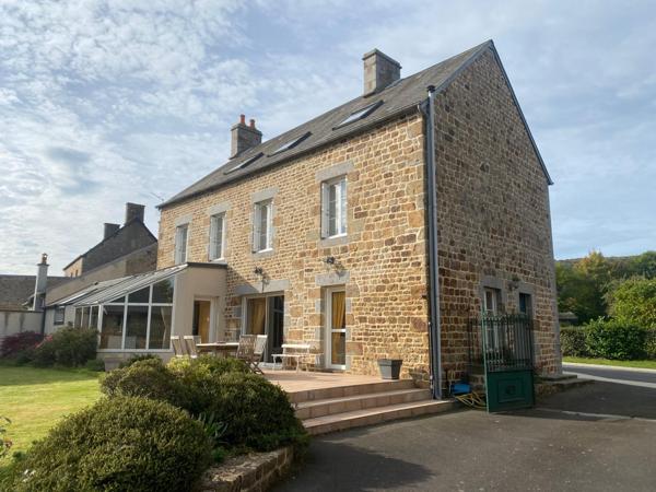 Maison de bourg, en pierre, 192 m², 5 chs, terrain 1469 m², Cerisy Belle Etoile