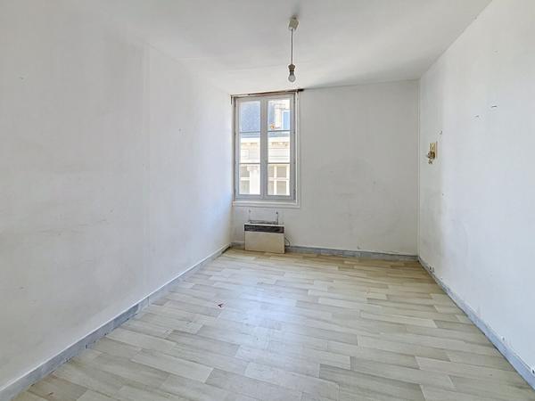 LOCAL COMMERCIAL AVEC APPARTEMENT ? EMPLACEMENT N°1