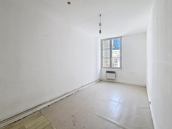 LOCAL COMMERCIAL AVEC APPARTEMENT ? EMPLACEMENT N°1