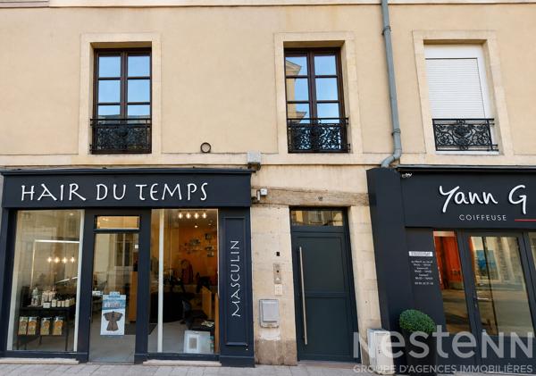 Grand  appartement T2 Bis, 1 chambre, 1 bureau, Le Mans hyper centre ville dans rue piétonne, proche cathédrale, cinéma, marché, centre ville, tram à 2 mn