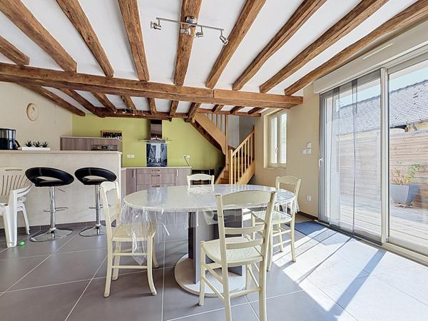 Maison rénovée dans le bourg de Beaufort En Anjou avec une chambre et une salle de douche de plain pied