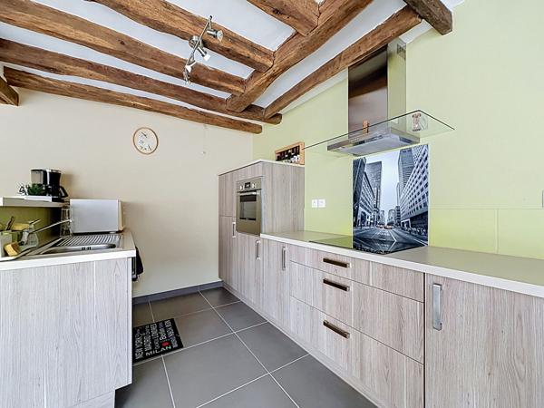 Maison rénovée dans le bourg de Beaufort En Anjou avec une chambre et une salle de douche de plain pied