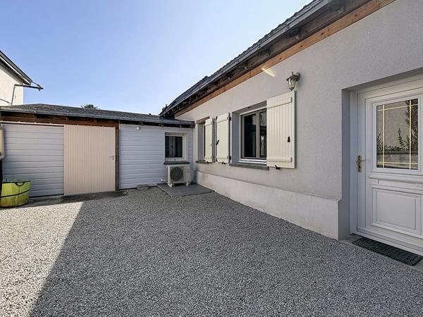 Maison rénovée dans le bourg de Beaufort En Anjou avec une chambre et une salle de douche de plain pied