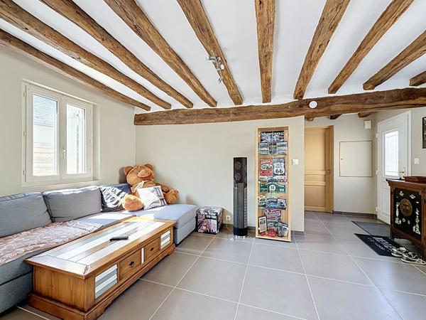 Maison rénovée dans le bourg de Beaufort En Anjou avec une chambre et une salle de douche de plain pied