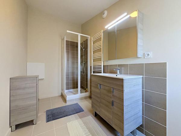 Maison rénovée dans le bourg de Beaufort En Anjou avec une chambre et une salle de douche de plain pied